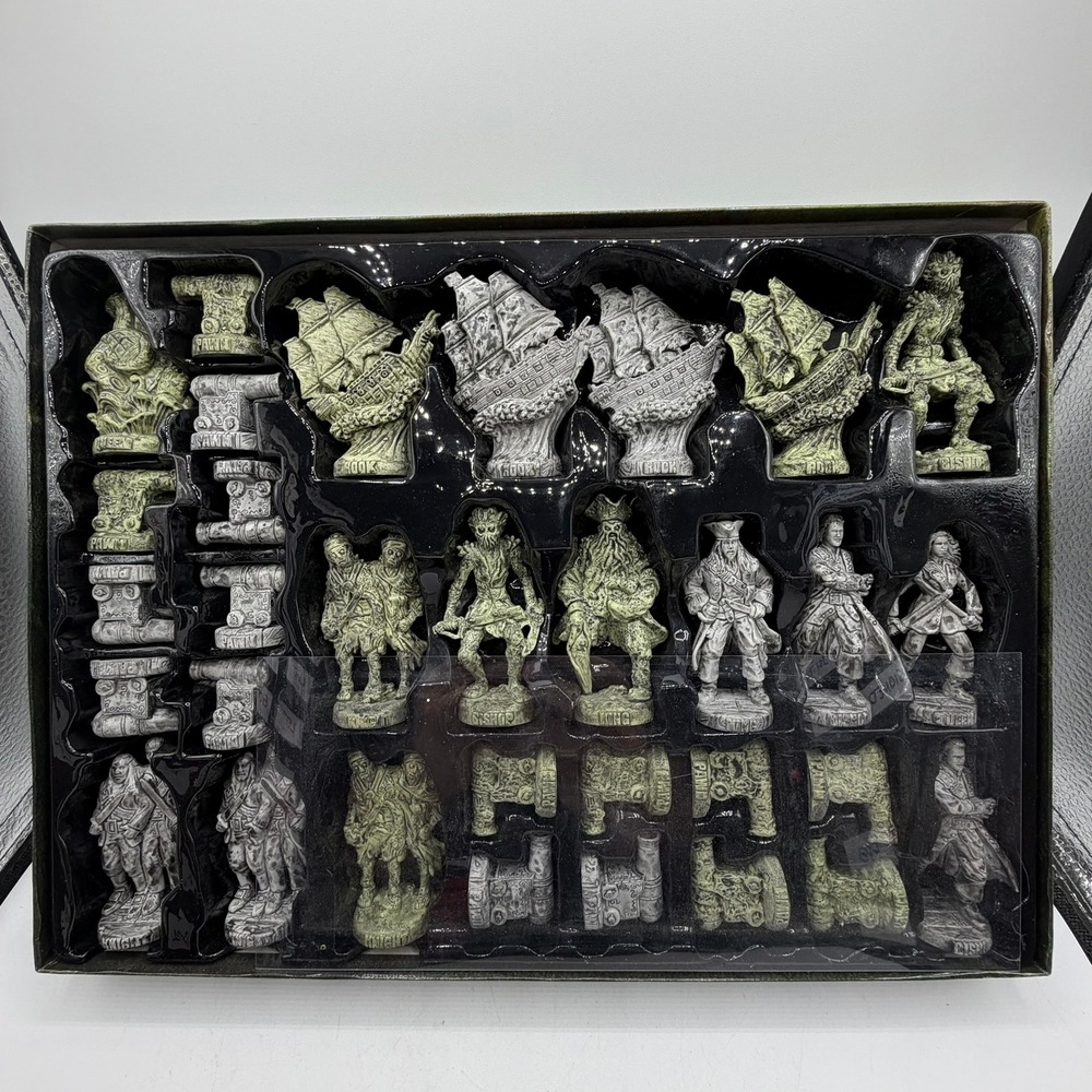 Disney Pirates of the Caribbean Dead Mans Chest Chess Collectors Edition 2006 - Picture 7 of 15